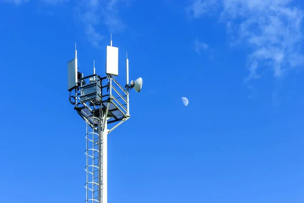 青い空を背景に携帯電話のアンテナ — ストック写真