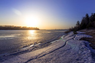 Bahar günbatımı Volga Nehri üzerinde.