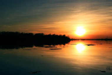 Bahar günbatımı Volga Nehri üzerinde.