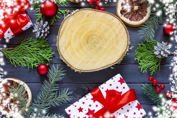 Natale e Capodanno sfondo con decorazioni e scatole regalo su uno sfondo di legno scuro . — Foto Stock