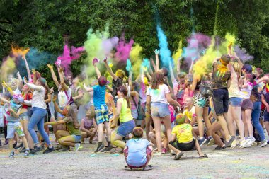 Nizhniy Novgorod, Rusya - 22 Haziran: Bir grup çocuk Rusya 'daki bir boya festivalinde kuru boya yağmuruna tutuldu.