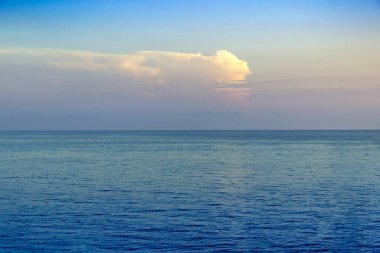Denizin üzerinde güzel kırmızı gün batımı. Yaz manzarası.