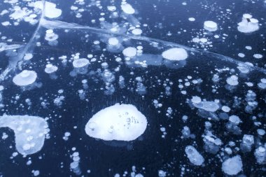 Nehirdeki buz yapısının soyut arkaplanı.