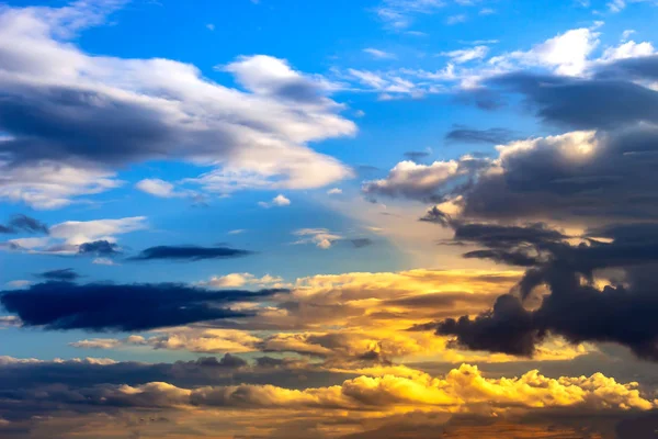 Pôr-do-sol dramático e céu nascente com nuvens . — Fotografia de Stock