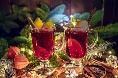 Yılbaşı şarabı. Yeni yıl geçmişi. Taze içecek..