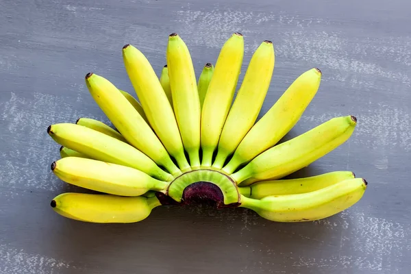 Plátanos sobre mesa de cocina gris. Vista superior . — Foto de Stock