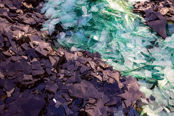 Imagen de vidrio usado para reciclar en la industria, vidrio roto reciclado . — Foto de Stock