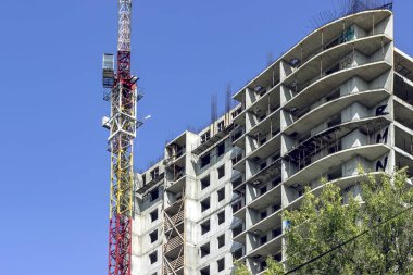 Yapı vinci ve mavi gökyüzüne karşı bina..