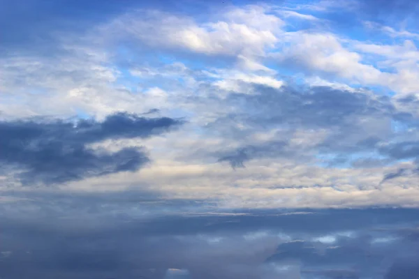 Awan putih di langit biru dramatis saat matahari terbenam . — Stok Foto