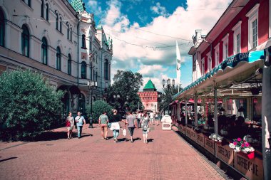 Nizhny Novgorod, Rusya - 12 Ağustos 2017: Bolshaya Pokrovskaya, Nizhny Novgorod, Rusya'nın merkezinde bir yaya caddesidir..