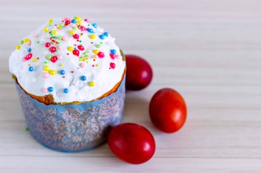 Ev yapımı Paskalya kek ve masada boyalı yumurta.