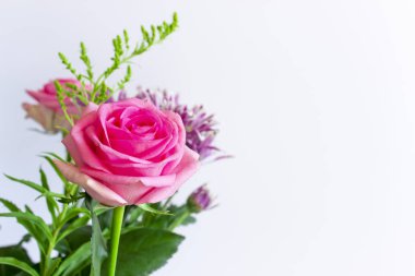 İzole edilmiş beyaz bir arka planda güzel bir buket. 8 Mart Kadınlar Günü.