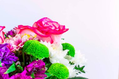 İzole edilmiş beyaz bir arka planda güzel bir buket. 8 Mart Kadınlar Günü.