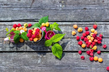 Yazın ahşap masada olgun ahududular..