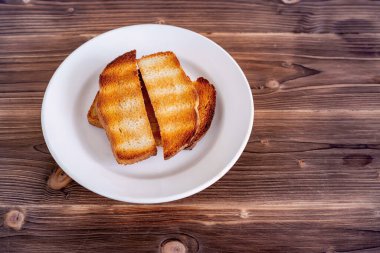 arka plan ile dilim tost ekmeği ve eski ahşap tablo.