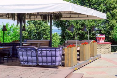 Şehirdeki yazlık kafenin masa ve sandalyeleri..