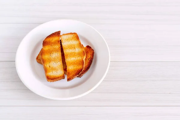 Fondo con rebanadas de pan tostado y mesa de madera . —  Fotos de Stock