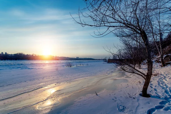 Sonnenuntergang Auf Einem Zugefrorenen Fluss Mit Bäumen Frühling — Stockfoto