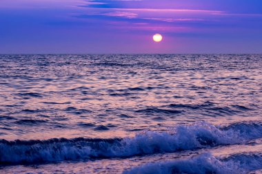 Beautiful sea sunset with pink colors. Summer landscape.