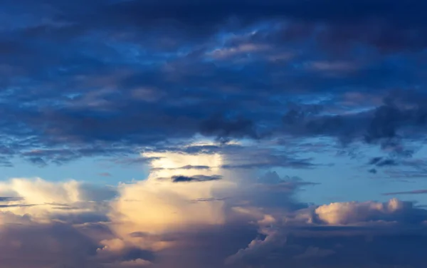 Céu azul com nuvens. Fundo abstrato natural . — Fotografia de Stock