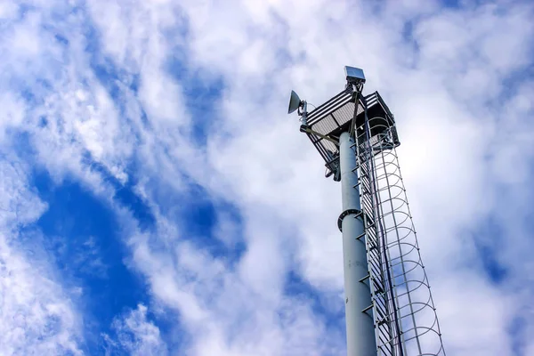 Torre Celular Transmitiendo Señales Teléfono Móvil Internet Contra Cielo Azul — Foto de Stock