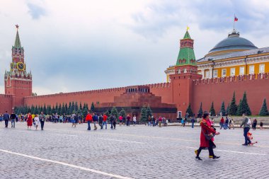 MOSCOW - 14 Temmuz 2019: İnsanlar yazın Moskova, Rusya 'da Kızıl Meydan' ı ziyaret eder. Kızıl Meydan ve Kremlin Moskova 'nın bir numaralı turistik ilgi odağı. Moskova şehir merkezinin güzel güneşli manzarası.