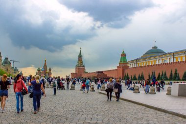 MOSCOW - 14 Temmuz 2019: İnsanlar yazın Moskova, Rusya 'da Kızıl Meydan' ı ziyaret eder. Kızıl Meydan ve Kremlin Moskova 'nın bir numaralı turistik ilgi odağı. Moskova şehir merkezinin güzel güneşli manzarası.