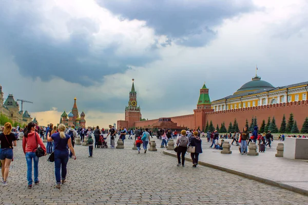 MOSCOW - 14 Temmuz 2019: İnsanlar yazın Moskova, Rusya 'da Kızıl Meydan' ı ziyaret eder. Kızıl Meydan ve Kremlin Moskova 'nın bir numaralı turistik ilgi odağı. Moskova şehir merkezinin güzel güneşli manzarası.