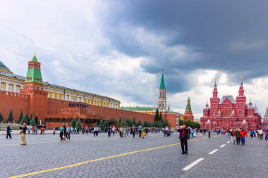 MOSCOW - 14 Temmuz 2019: İnsanlar yazın Moskova, Rusya 'da Kızıl Meydan' ı ziyaret eder. Kızıl Meydan ve Kremlin Moskova 'nın bir numaralı turistik ilgi odağı. Moskova şehir merkezinin güzel güneşli manzarası.