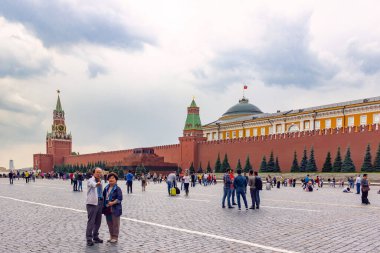MOSCOW - 14 Temmuz 2019: İnsanlar yazın Moskova, Rusya 'da Kızıl Meydan' ı ziyaret eder. Kızıl Meydan ve Kremlin Moskova 'nın bir numaralı turistik ilgi odağı. Moskova şehir merkezinin güzel güneşli manzarası.