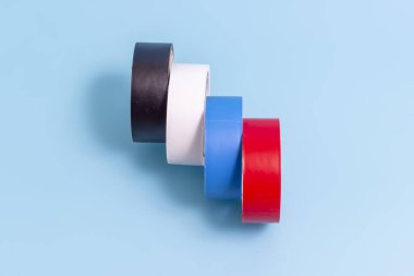 İzole bant mavi arkaplanda izole edildi. Farklı renkte izole bantlar.