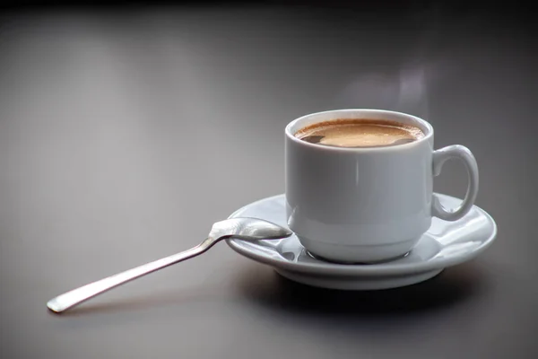 Uma Xícara Café Quente Fundo Cinza Com Uma Colher Mesa — Fotografia de Stock