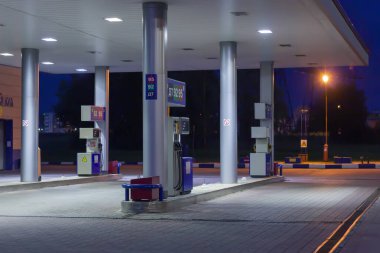 Moskova 12 Temmuz 2019. - Rusya. Akşamları boş benzin istasyonu. Yakıt krizi