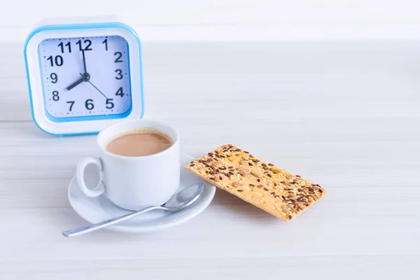 Ένα Φλιτζάνι Καφέ Μπισκότα Δημητριακών Ένα Λευκό Ξύλινο Τραπέζι Ώρα — Φωτογραφία Αρχείου