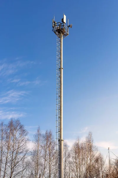 Torre Comunicações Com Antenas Contra Céu Azul — Fotografia de Stock