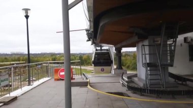 Bor, RUSSIA - HAZİRAN 01, 2020: İnsanların teleferiğe inmesi.