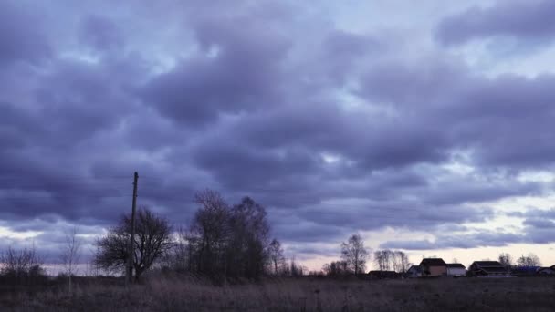 Grandes nuvens escuras iluminadas pelos raios do sol, estão flutuando no céu azul, lapso de tempo — Vídeo de Stock