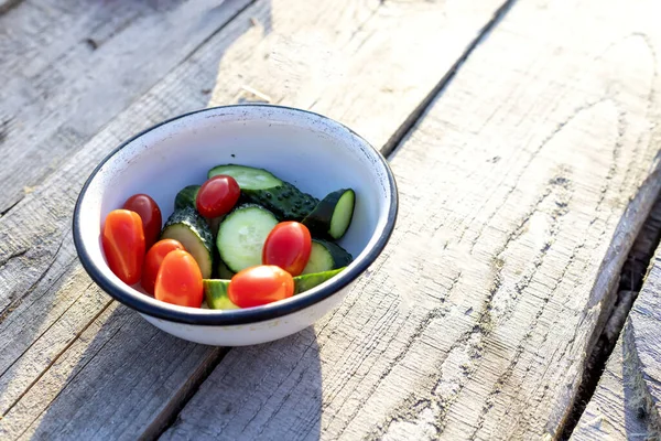 Pepinos Frescos Tomates Plato Blanco Sobre Una Mesa Madera Vista —  Fotos de Stock