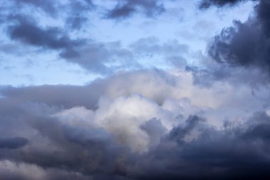 Bulutlu dramatik gökyüzü. Doğal soyut arkaplan.