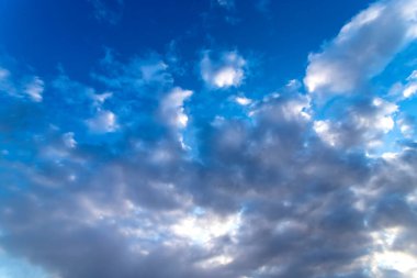 Gün batımında bulutlu dramatik bir gökyüzü. Doğa bileşimi. Yaz arkaplanı