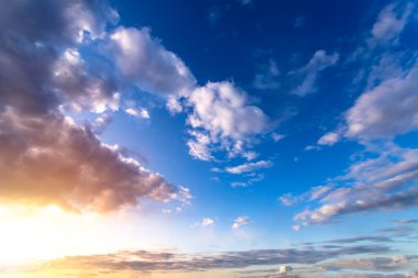 Gün batımında bulutlu dramatik bir gökyüzü. Doğa bileşimi. Yaz arkaplanı
