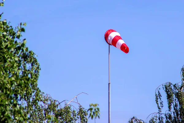 Rot Weißer Windsack Weht Vor Blauem Himmel — Stockfoto