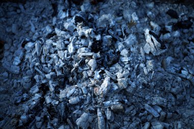 Fırının arka planındaki kül dokusu, kül, şöminenin odunundan çıkan gri küller.