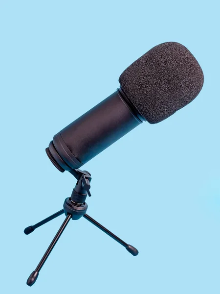 Studio Microphone Recording Podcasts Blue Background — Stock Photo, Image