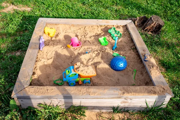 Çocuksuz oyuncaklarla dolu çocuk kum havuzu. Koronavirüs salgını sırasında kendini izole etme.