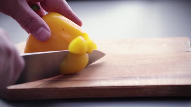 Чоловічі Руки Розрізали Солодкий Жовтий Дзвін Перець Шматки Ножем — стокове відео