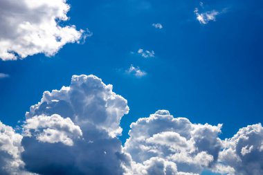 Beyaz bulutlu mavi gökyüzü. Güzel arkaplan