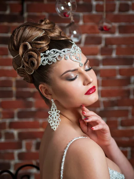 Retrato de uma bela morena bride.make-up, penteado, jóias — Fotografia de Stock