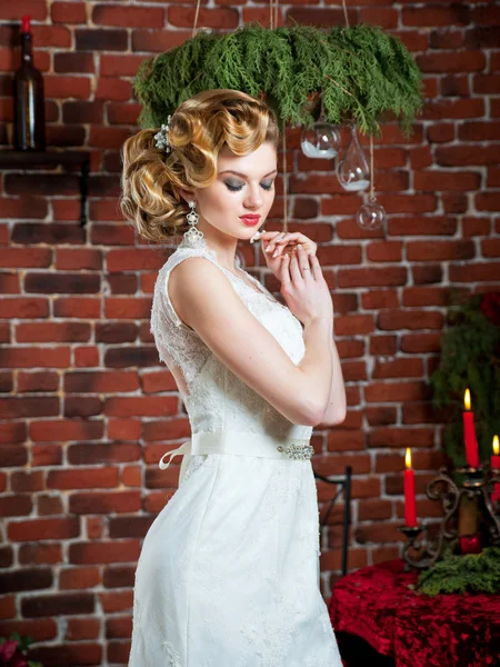 Retrato de noiva loira no interior — Fotografia de Stock