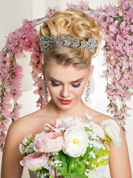 Retrato de uma noiva bonita. maquilhagem, penteado, jóias . — Fotografia de Stock